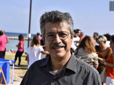 �Ci battezziamo in maniera pubblica: questo modo di fare si chiama �evangelizzazione�, cio� diffusione della buona notizia�, ci dice il pastore Giovanni Caito, che con i suoi baffi e occhiali tondi ci ricorda tanto Ned Flanders, il religiosissimo vicino di casa di Homer Simpson 